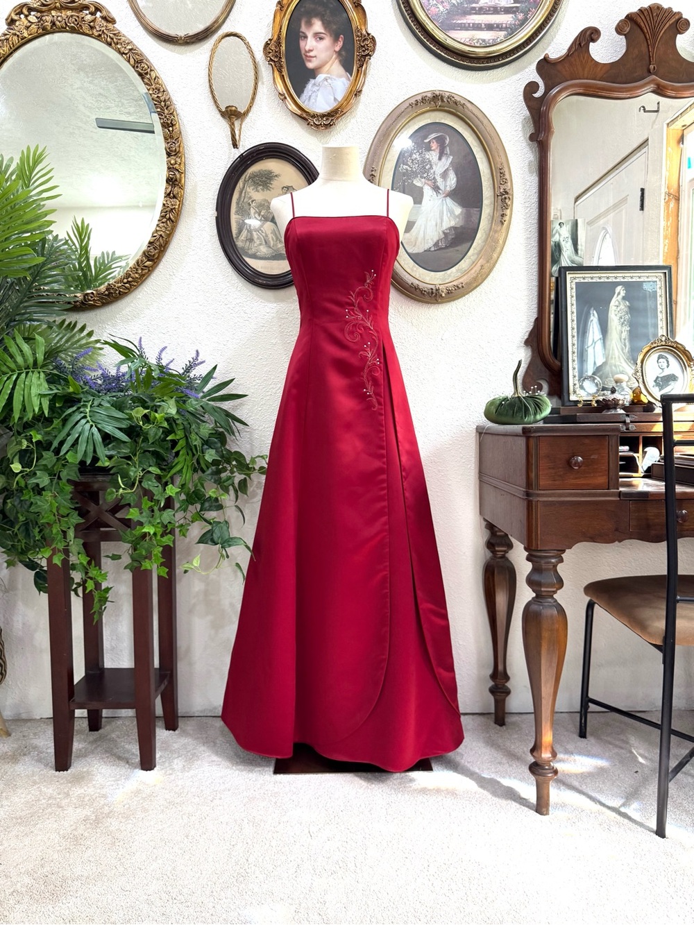 Elegant Red Formal Spaghetti-Strap Evening Gown